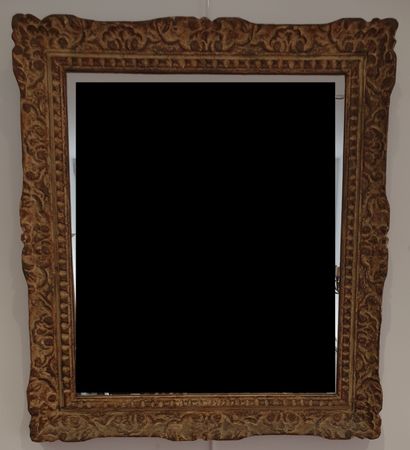 null Rectangular mirror, gilded stuccoed wood frame with stylized plant decoration
20th...