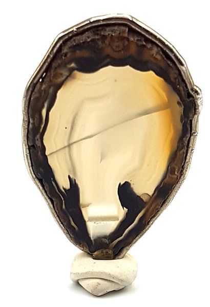 null Small agate slice with metal ring 
4.5 x 3 cm