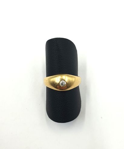 null Wedding band ring in 18k yellow gold (750‰) set with a small diamond in a closed...