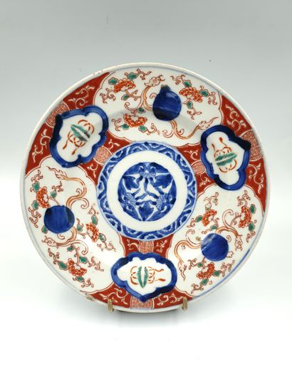 null Japan, late 19th century
Imari porcelain plate, decorated with floral and stylized...
