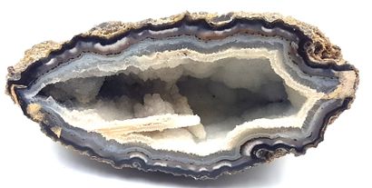 null Large agate geode with quartz crystals
23 x 23 x 10.5 cm