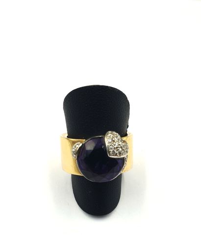 null Wide-ring ring in 18k (750‰) yellow gold adorned with a round faceted amethyst...