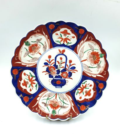 null Japan, circa 1920-1930
Polylobed plate in Imari porcelain, decorated with floral...