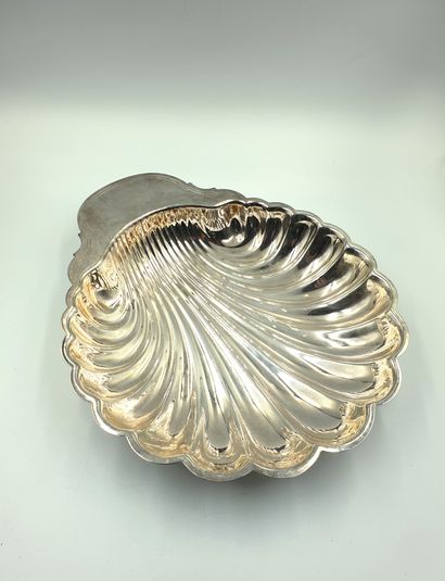 null CHRISTOFLE, France, Large silver-plated "Coquille Saint-Jacques" bowl.
5 x 35...