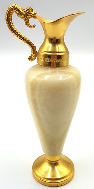 null Beige onyx amphora, gilded metal frame
H. 17 cm
