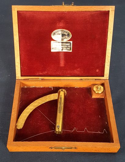 null F.B. LEFERINK, Holland, old copper wire sorting scale in wooden case with weight
3.5...