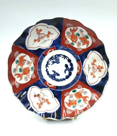 null Japan, circa 1900
Polylobed plate in Imari porcelain, decorated with the three...
