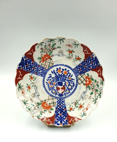 null Japan, circa 1920-1930
Polylobed plate in Imari porcelain, painted and stenciled...