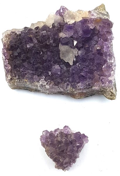 null Two small pieces of amethyst 
2 x 7 x 6 cm - 1.5 x 2.5 x 2.5 cm