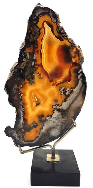 null Agate slice mounted on base 
17.5 x 10 cm - H. 20.5 cm (with base)