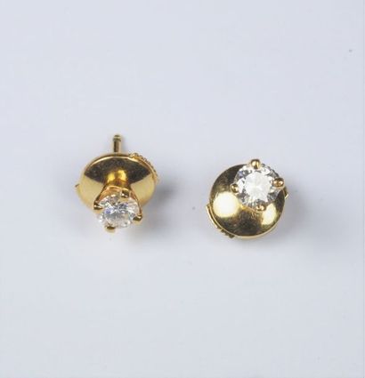 null Paire de clous d’oreilles en or jaune (750 millièmes) sertis de petits diamants...