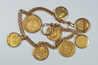 null Bracelet en or jaune retenant plusieurs pendeloques et pièces Poids 116 grs...