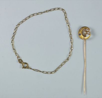 null Epingle de cravate en or jaune (750 millièmes) sertie de petites perles et pierres...