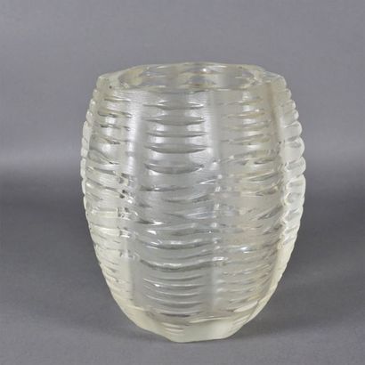 LALIQUE France. Epais vase en cristal à décor géométrique H 19.5 cm