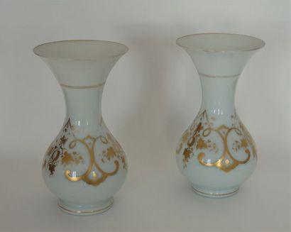 null Paire de vases en opaline à décor doré (usures) H 29.5 cm