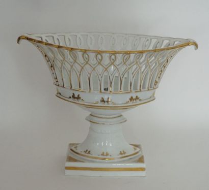 null Coupe ajourée en porcelaine à décor doré (usures) Travail XIXème. 29 x 37 c...