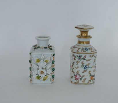 null Paire de vases Médicis en porcelaine à décor doré ( usures) Travail XIXème H...
