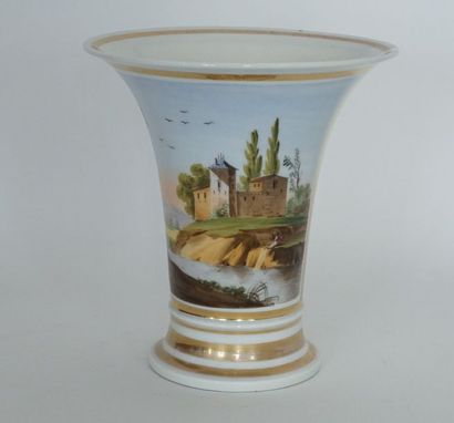 null Vase cornet en porcelaine blanche, à décor d’un paysage dans le gout italien...