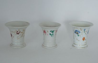 null Ensemble de onze petits vases cornets en porcelaine à décor doré ou polychrome...