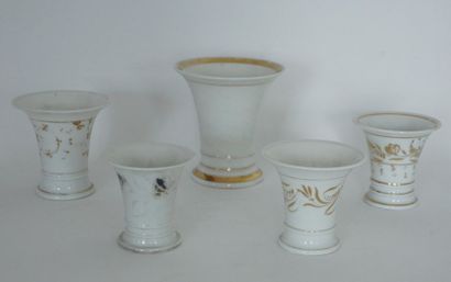 null Ensemble de onze petits vases cornets en porcelaine à décor doré ou polychrome...