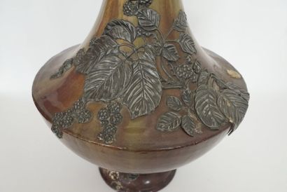 J FILMONT Important vase en céramique émaillée à décor appliqué de fleurs en étain...