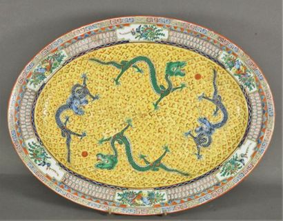 null Plat en porcelaine polychrome à décor de dragons. Chine L 47 cm