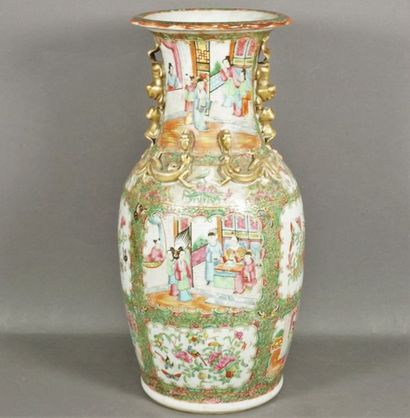 null Vase de forme balustre en porcelaine dite ‘’de Canton’’, à décor d’émaux polychromes...