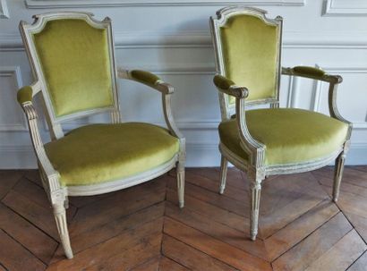 null Deux fauteuils en bois laqué crème garnis de velours vieil or. Travail de style...