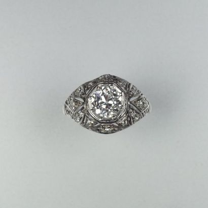 null Bague "Dôme" en platine (850/oo) ajouré d'un motif géométrique serti de diamants...