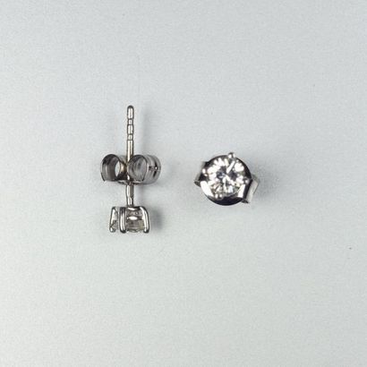 null Paire de clous d'oreilles en or gris 14K (585/oo) sertis de deux diamants taille...
