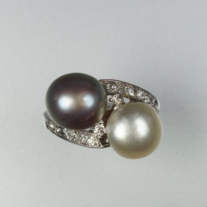 null Bague croisée ancienne en platine (850/oo) sertie de deux importantes perles...