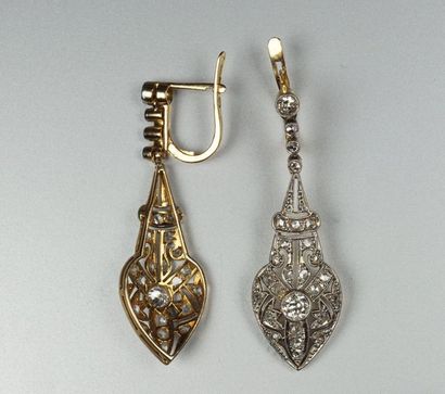 null Paire de pendants d'oreilles en or de deux tons 18K (750/oo) à décor géométrique...