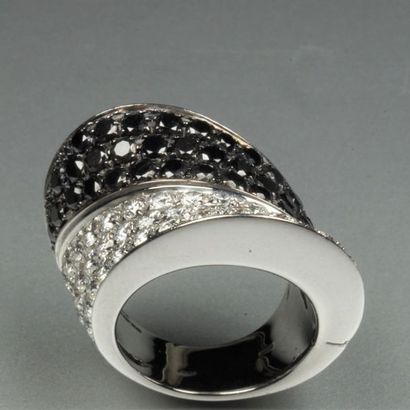 null Bague incurvée en or gris 18K (750/oo) formée de deux pavages de diamants taille...