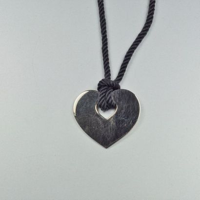 POIRAY : Pendentif "Coeur" en or gris lisse 18K (750/oo). signé et numéroté 33417,...