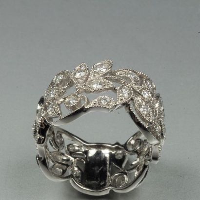 null Large anneau en or gris 18K (750/oo) à décor végétal ajouré agrémenté de diamants...