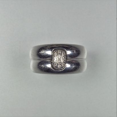 null Bague double anneaux bombés en or gris 18K (750/oo) reliés par un motif pavé...