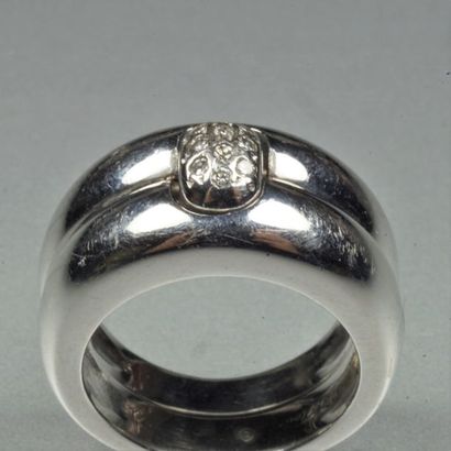 null Bague double anneaux bombés en or gris 18K (750/oo) reliés par un motif pavé...