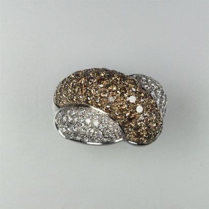 null Bague "Dôme" formée de deux anneaux bombés entrecroisés pavés de diamants taille...