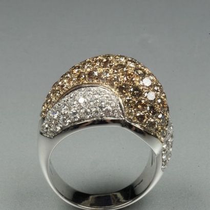 null Bague "Dôme" formée de deux anneaux bombés entrecroisés pavés de diamants taille...