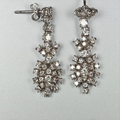 null Paire de pendants d'oreilles en or gris 14K (585/oo) agrémentés de diamants...