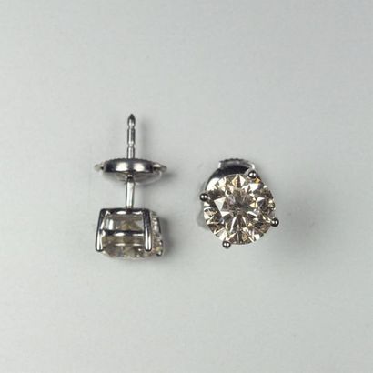 null Paire de clous d'oreilles en or gris 18K (750/oo) ornés d'un diamant taille...
