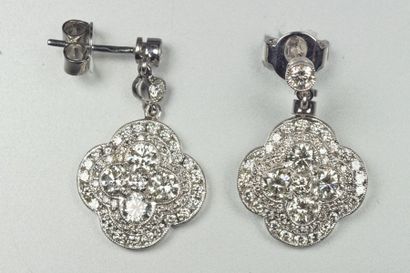 null Paire de pendants d'oreilles en or gris 18K (750/oo) formés de diamants taille...