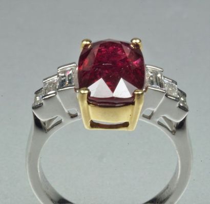 null Bague en or jaune 18K (750/oo) et platine (900/oo) centrée d'un rubis taillé...