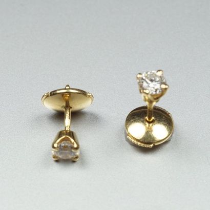 null Paire de clous d’oreilles en or jaune 18K (750/oo) sertis de petits diamants...