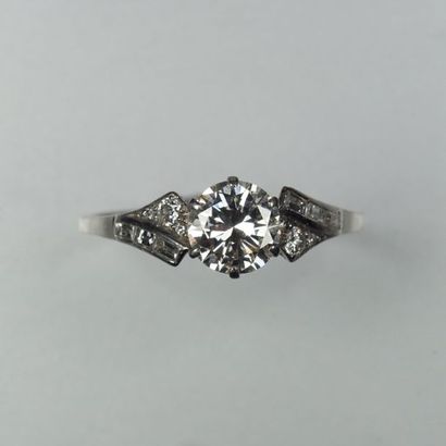 null Bague solitaire en or gris 18K (750/oo) sertie d'un diamant taille brillant...