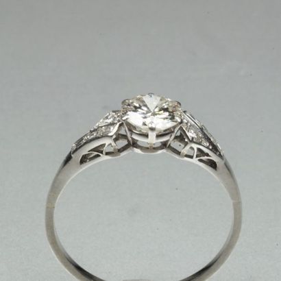 null Bague solitaire en or gris 18K (750/oo) sertie d'un diamant taille brillant...