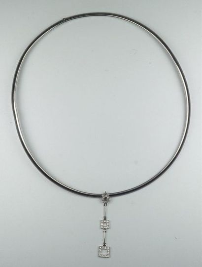 null Collier rigide en or gris 18K (750/oo) agrémenté d'un pendentif à trois motifs...