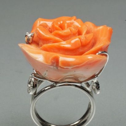 null Bague en or gris 18K (750/oo) ornée d'une rose en corail sculpté, un pétale...