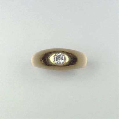 null Bague en or jaune 18K (750/oo) sertie d'un diamant. Poids brut : 3.8 grs