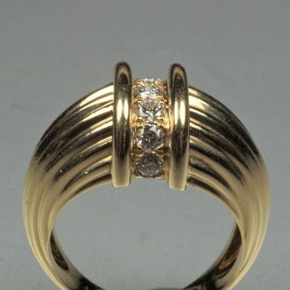 O.J.PERRIN : Bague Jonc en or jaune 18K (750/oo) godronné ornée d'une ligne de diamants...